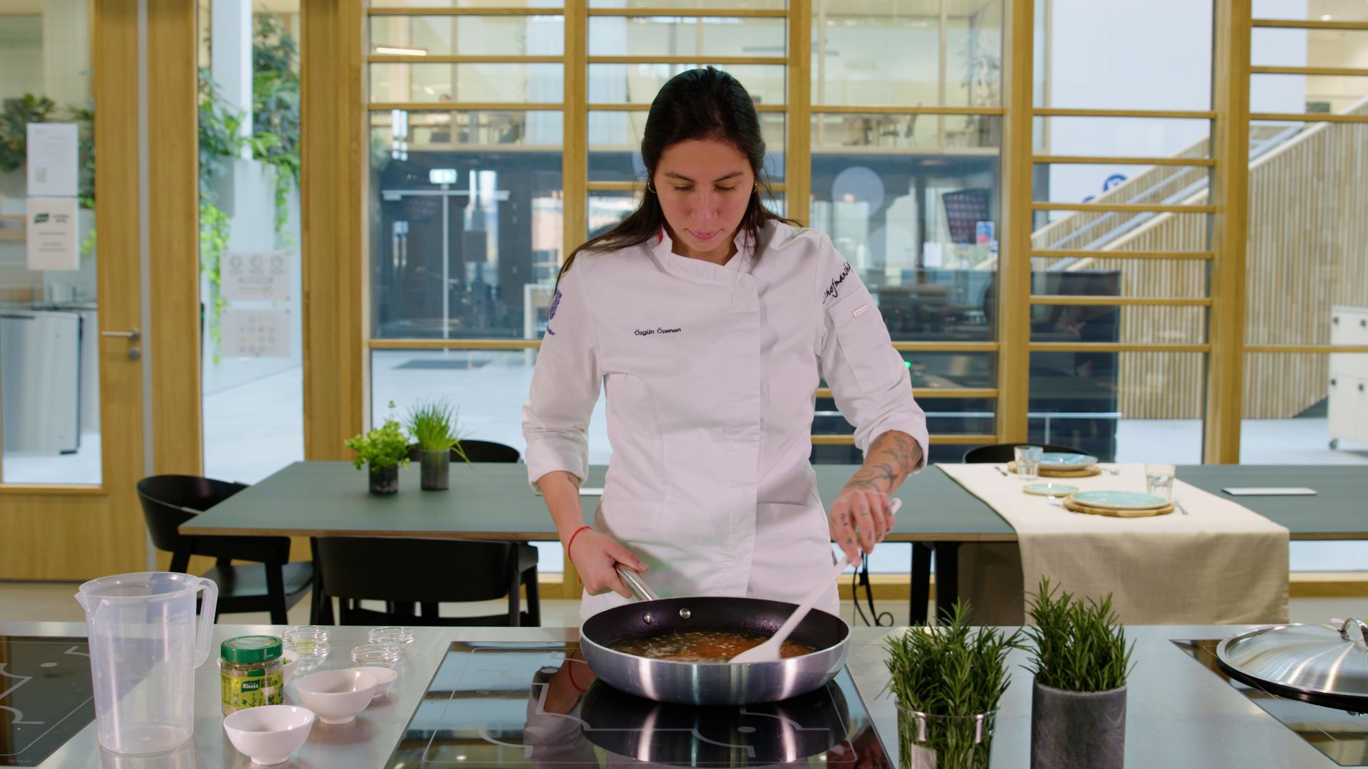 Ozgun Ozenen cooking Spaghettig Lentils Bolognese